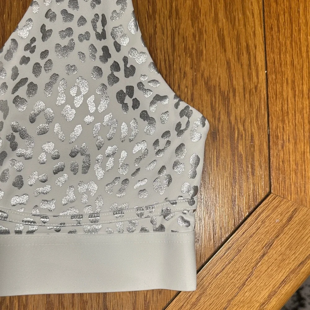 *FABLETICS* Silver Metallic x White Leopard Print V-Neck Sports Bra Size Large - Picture 3 of 6